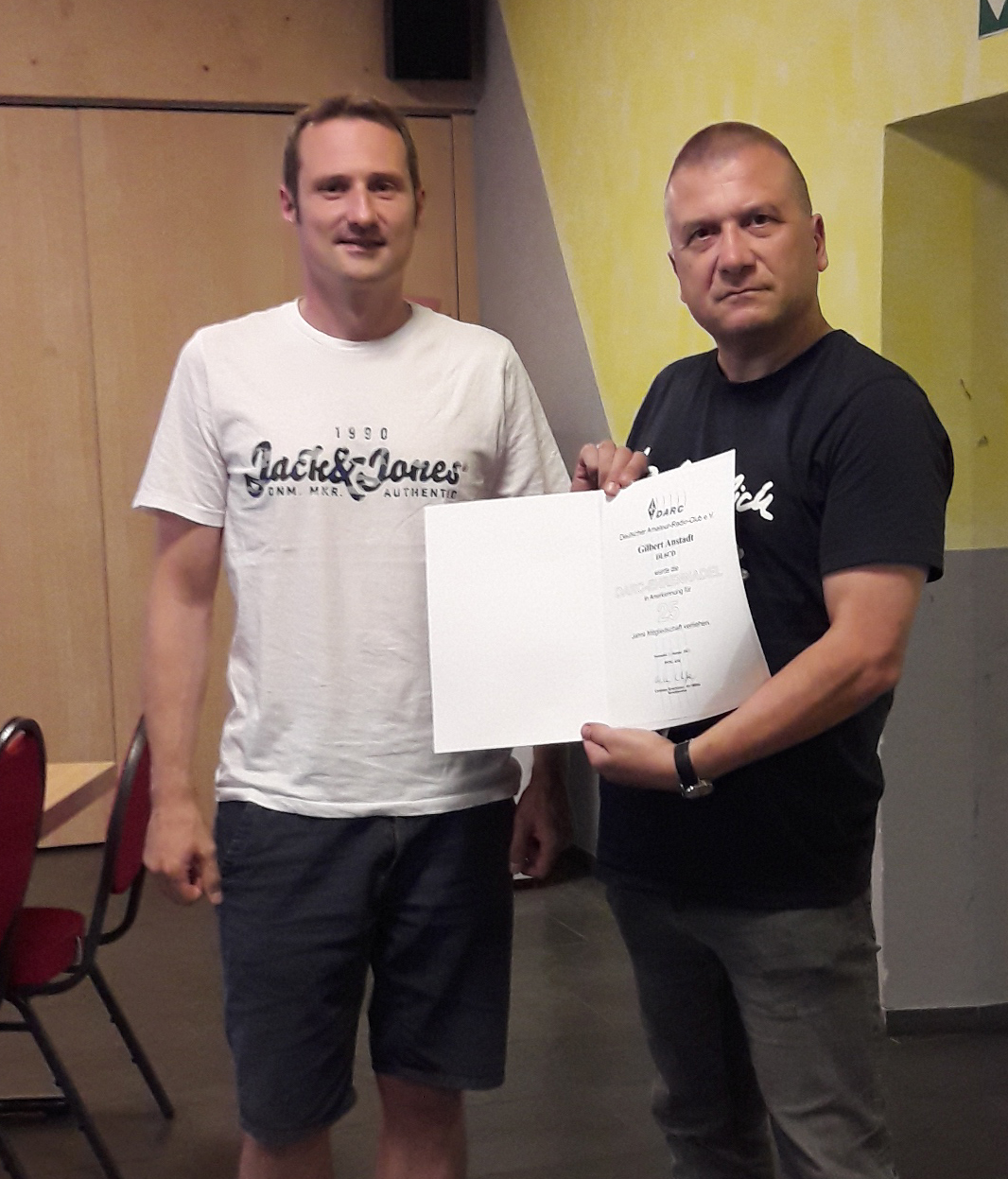 OM Gilbert DL6CD erhält von OVV Norbert DL6VN die Urkunde für 25-jährige DARC-Mitgliedschaft