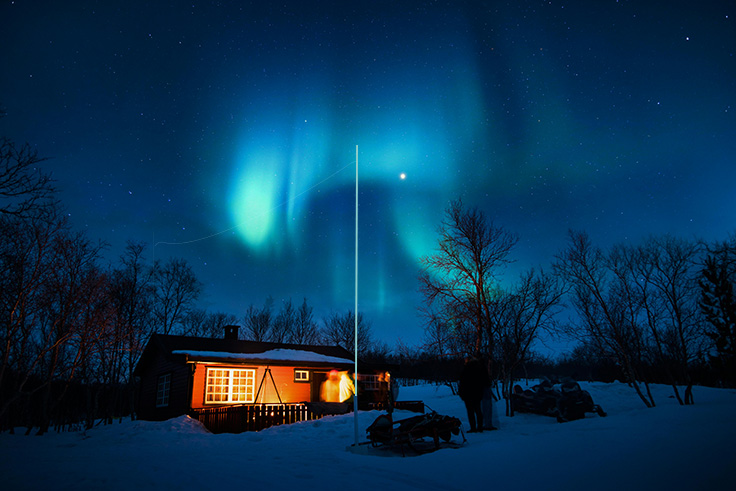 Hütte mit Antenne vor Aurora